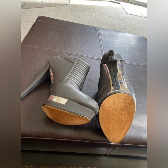 Like New Fergie Wander Women's Dress Pump Heels Grey Color Booties Size US 9 - Picture 7 of 9